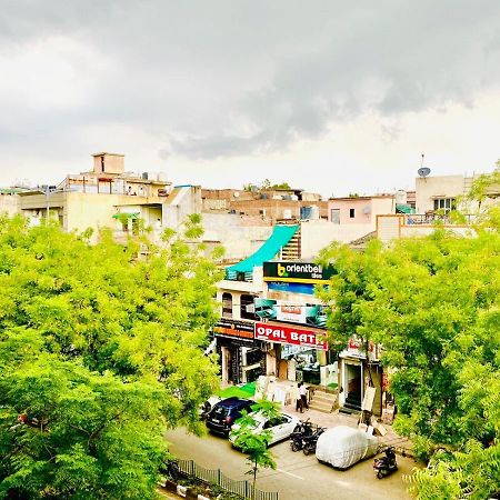 Qotel Hotel Rajouri Garden Above Ritu Marbles, Near Rajouri Garden Metro Station-Couple Friendly Nuova Delhi Esterno foto