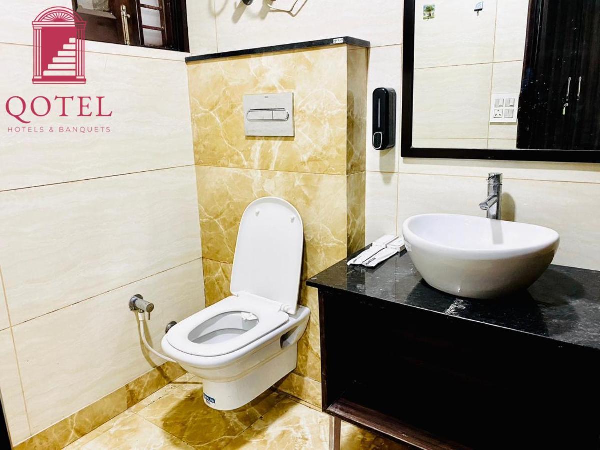 Qotel Hotel Rajouri Garden Above Ritu Marbles, Near Rajouri Garden Metro Station-Couple Friendly Nuova Delhi Esterno foto