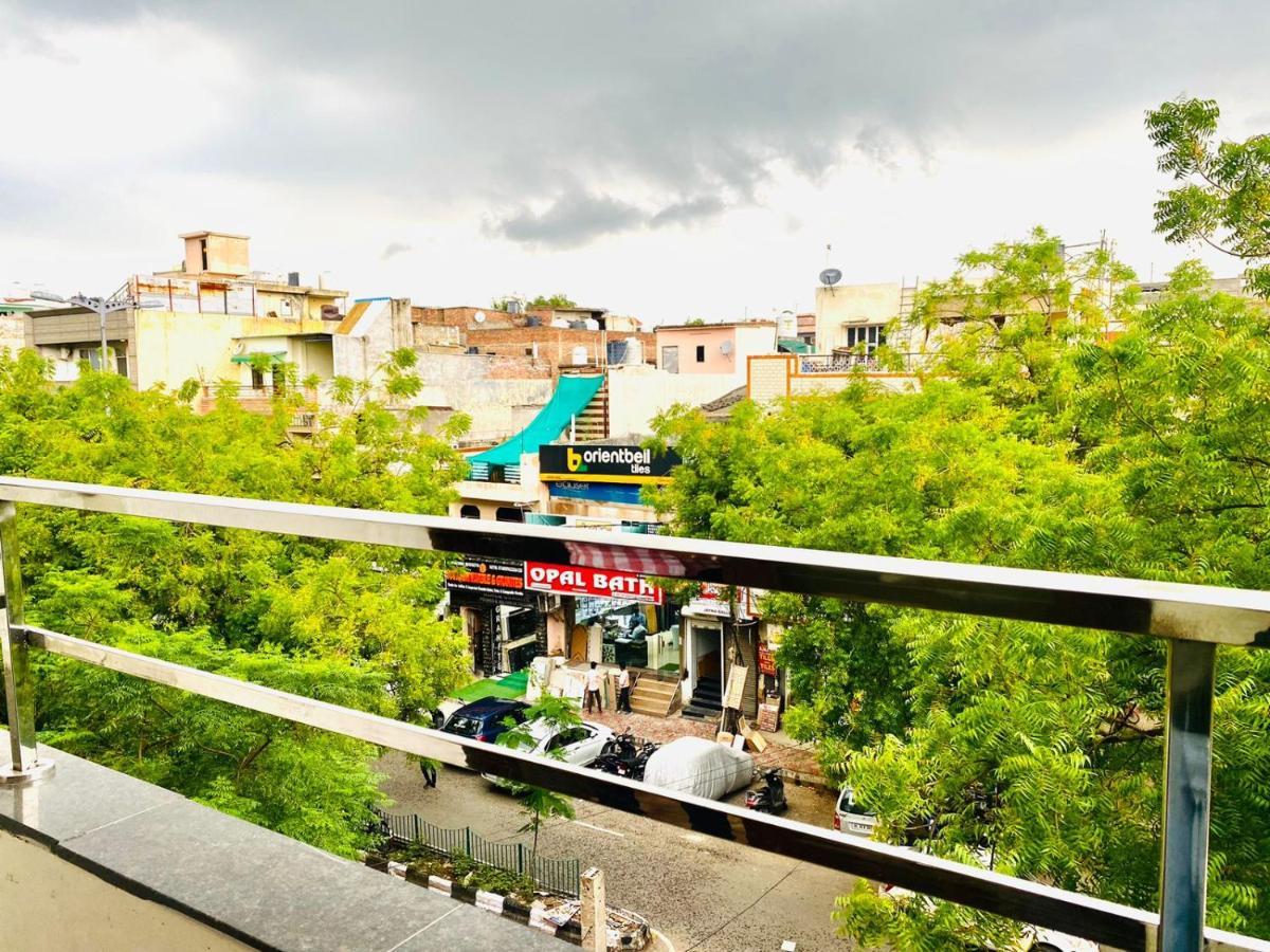 Qotel Hotel Rajouri Garden Above Ritu Marbles, Near Rajouri Garden Metro Station-Couple Friendly Nuova Delhi Esterno foto