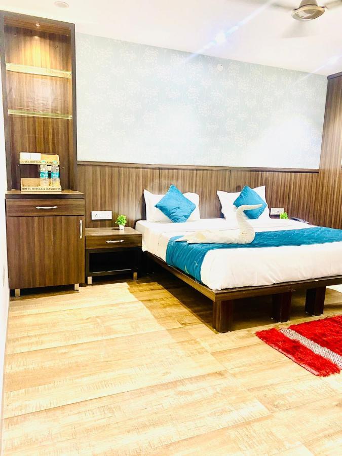 Qotel Hotel Rajouri Garden Above Ritu Marbles, Near Rajouri Garden Metro Station-Couple Friendly Nuova Delhi Esterno foto