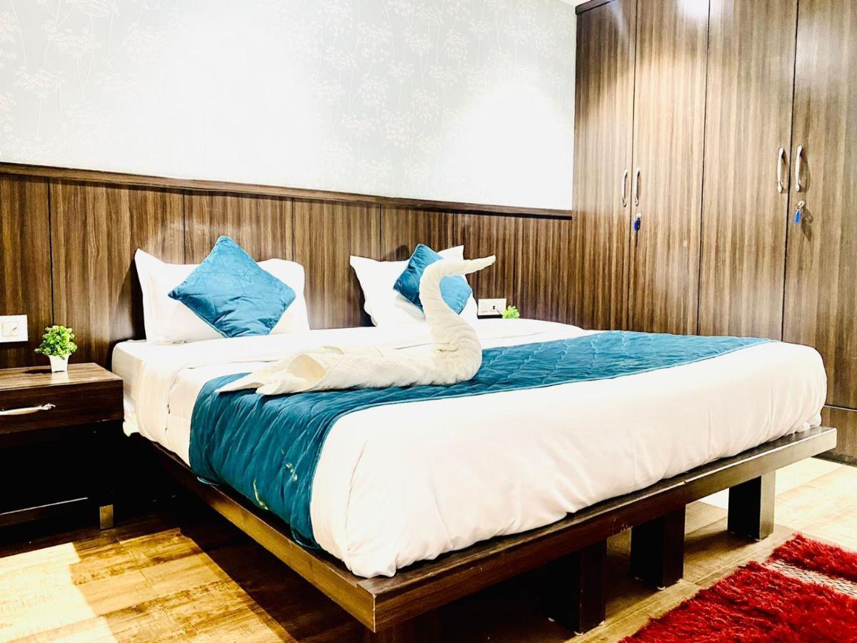 Qotel Hotel Rajouri Garden Above Ritu Marbles, Near Rajouri Garden Metro Station-Couple Friendly Nuova Delhi Esterno foto