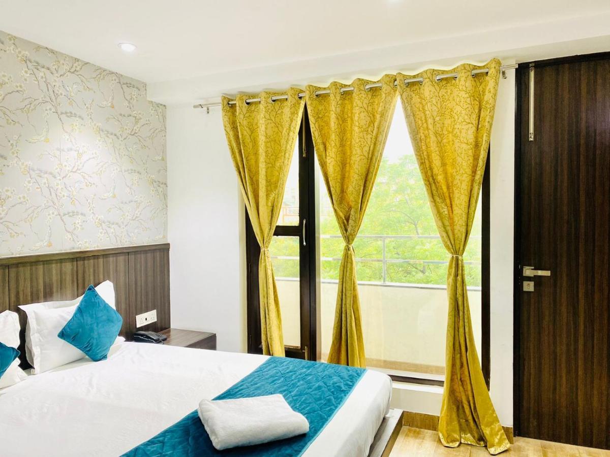 Qotel Hotel Rajouri Garden Above Ritu Marbles, Near Rajouri Garden Metro Station-Couple Friendly Nuova Delhi Esterno foto