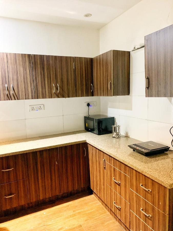 Qotel Hotel Rajouri Garden Above Ritu Marbles, Near Rajouri Garden Metro Station-Couple Friendly Nuova Delhi Esterno foto